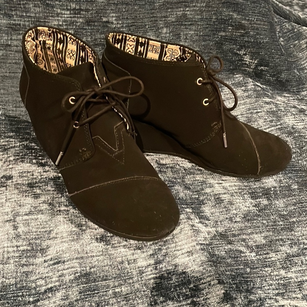 Toms black suede lace up wedge booties